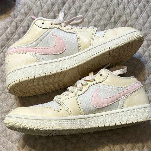 Nike Women's Air Jordan Cream/Pink Sneakers 7.5 - Picture 4 of 8